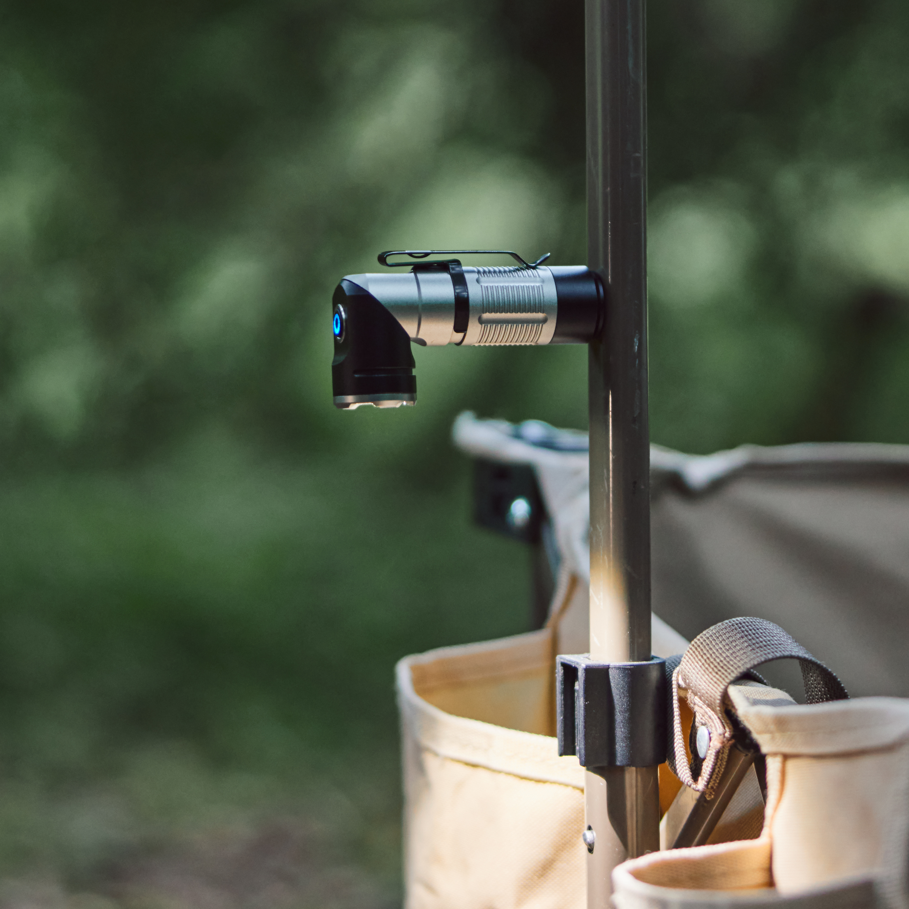 Naturehike kapesní svítilna výklopná M013 85g - stříbrná/černá